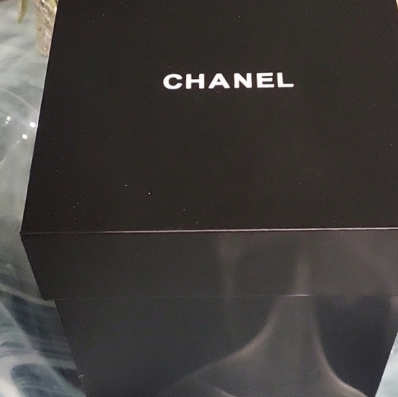 Chanel White Holiday Snow Globe - Picture 6 of 8